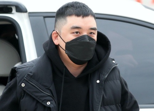 Seungri (BIGBANG) cuối cùng đã lộ diện tại phiên tòa đầu tiên ở Tòa án Quân sự, gây xôn xao khi bác bỏ 7/8 cáo buộc