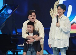 Trấn Thành "quắn quéo" khi nghe Hari Won live Anh Cứ Đi Đi quá xuất sắc bên thần đồng piano 7 tuổi