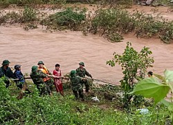 Triển khai lực lượng tìm kiếm nạn nhân mất tích do nước lũ cuốn trôi