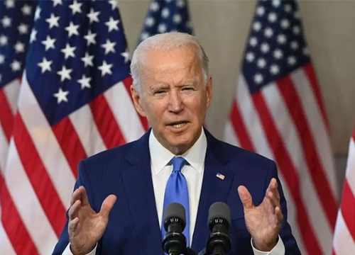 Biden nói Trump 'lạm quyền'