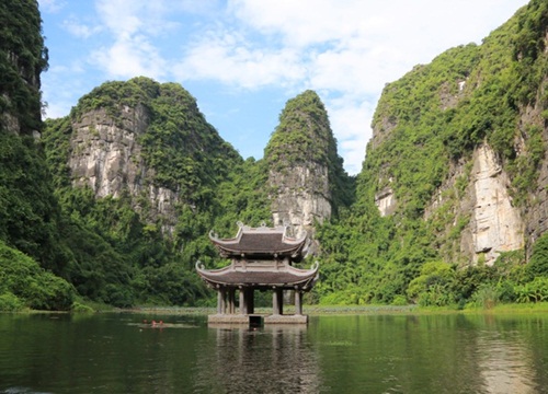 Di sản Tràng An "trong xanh mát lành" giữa trời thu làm say lòng du khách