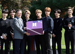 HOT: BTS diện kiến Tổng thống Moon Jae In tại Nhà Xanh nhân sự kiện trọng đại xứ Hàn, hộp quà tím còn gây chú ý hơn cả bữa tiệc visual