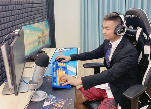 Hưởng ứng trào lưu stream văn hoá, Quang Cuốn diện vest cực bảnh bao trên sóng, nhưng sự thật lại khiến fan "hết hồn"