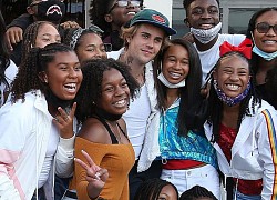 Justin Bieber cười mỉm điển trai khi chụp hình cùng đông đảo người hâm mộ