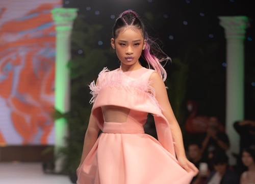 Mẫu nhí Bảo Hà catwalk chuyên nghiệp tại show thời trang của NTK Ivan Trần