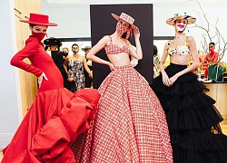 Siêu mẫu Coco Rocha đang catwalk bỗng... lội xuống bể bơi, nể nhất là chị còn đang mang bầu 7 tháng