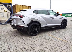 "Siêu" SUV Lamborghini Urus tiếp tục cập bến Việt Nam với màu sơn lạ mắt