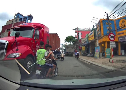 3 thanh thiếu niên cưỡi xe máy, cầm "Thanh Long yển nguyệt đao của Quan Vân Trường" đi đánh nhau