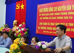 Bộ trưởng Nguyễn Văn Thể tặng máy tính cho trường học ở Sóc Trăng