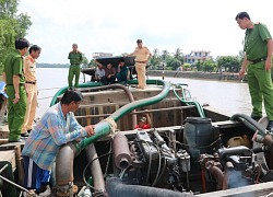 CSGT Trà Vinh bắt hai ghe hút trộm cát sông