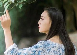 Đưa con về thăm bà nội đúng ngày chồng cũ đi công tác, cô vợ cũ đỏ hoe mắt khi khám phá ra "bí mật chôn giấu" của anh qua lọ nước hoa trên bàn