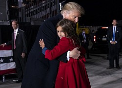 &#8220;Hoàng tử Nhà Trắng&#8221; Barron Trump vắng mặt trong sự kiện lớn của bố, sự chú ý tập trung lên 2 nhóc tì được Tổng thống Mỹ ôm hôn âu yếm