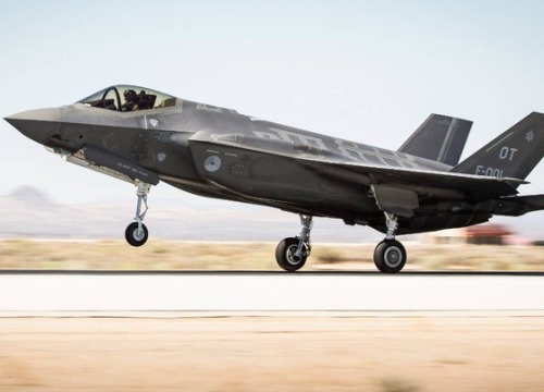 Tiêm kích F-35A hủy diễn tập vì sợ sét