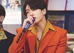 Trai đẹp tầm thế giới Jungkook (BTS) diện cây cam chóe "khó nhằn", chỉ ngồi yên ở ghế hát cũng khiến MXH chao đảo cả tối