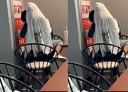 2 cặp đôi sinh viên vô tư chơi trò "giường chiếu" trong nhà hàng, khiến nhiều thực khách xung quanh ăn không ngon, nuốt không trôi