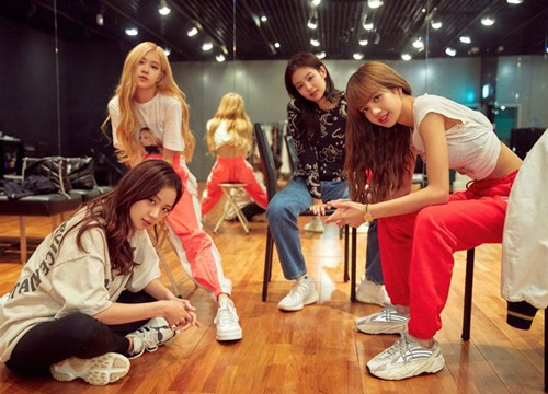 BLACKPINK đi tập nhảy cũng diện đồ tiền tạ tiền tấn: Trang phục "sương sương" chục triệu, riêng Lisa đeo đồng hồ 700 triệu