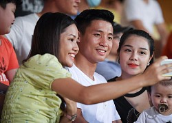 Bùi Tiến Dũng cùng vợ con cổ vũ CLB Viettel
