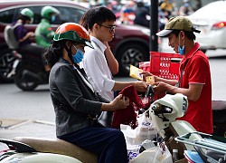 Bùng nổ người nổi tiếng bán hàng online "giá cắt cổ'