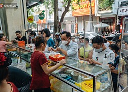 Đến hẹn lại lên: Người Hà Nội kiên nhẫn xếp hàng dài đợi mua bánh Trung thu Bảo Phương
