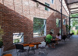 Huế: Quán cafe ven sông với điểm nhấn là 2 bức tường gạch xuất hiện lạ lẫm trên báo ngoại