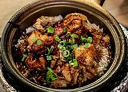 Làm cơm niêu gà ướp cho ngày mưa