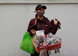 Một bàn toàn các thanh niên đang nhậu lại có một ông cụ bán hàng rong đứng nép một góc bóc đồ ăn ẩn chứa câu chuyện cảm động được người chủ quán âm thầm tiết lộ