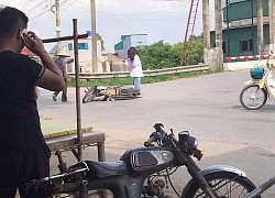 Ngã xe giữa đường, 2 nữ sinh đứng bật dậy và làm một hành động khiến người chứng kiến khó hiểu