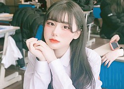 Phát hiện bị chụp lén, cô nàng hot girl chẳng những không khó chịu còn tự tin nhìn thẳng lại, nhan sắc thật khiến tất cả ngỡ ngàng