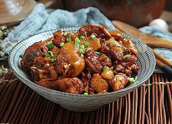 "Phù phép" món gà om cực ngon với "gia vị" đặc biệt cay cay, đăng đắng thơm nồng