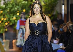 Siêu mẫu ngoại cỡ Ashley Graham mặc váy tôn ngực đầy sải bước catwalk