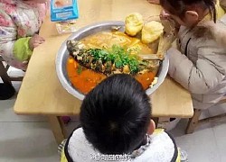 Cười đau ruột khi phụ huynh giúp con làm bài tập về nhà, tưởng bình thường thôi ai ngờ khiến con "sáng nhất lớp"