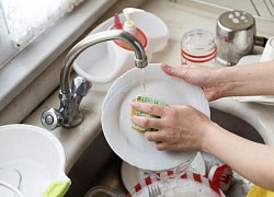 Than thở lần nào về nhà người yêu ăn cơm cũng bị dí cho rửa cả núi bát đĩa, cô gái lên mạng nhờ chị em "mách nước"