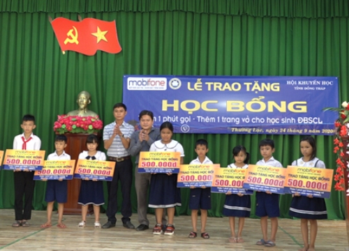 Trao học bổng cho học sinh vùng biên giới