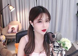 Vô tình để lộ ngực trên sóng trực tiếp, nữ streamer có 3,5 triệu người theo dõi bị khoá kênh ngay lập tức