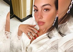 Bạn gái nóng bỏng khoe nhẫn kim cương, tình tứ bên Cristiano Ronaldo ngày đầu năm