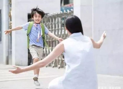 Bị từ chối phỏng vấn ngay từ khi vừa bước vào, bà mẹ nhận ra điểm thiếu sót này của mình là "tử huyệt" cho nhiều thất bại, từ đó cô luôn giáo dục con tránh xa nó