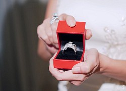 Chị gái mang nhẫn kim cương nửa tỷ đồng cầu hôn chồng sau 8 năm kết hôn