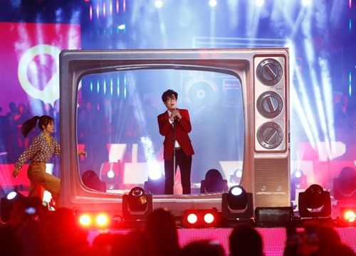 Bùi Anh Tuấn, Dương Hoàng Yến cùng dàn sao 'đốt cháy' sân khấu Vũ khúc ánh sáng - Countdown 2021 trước hàng nghìn khán giả