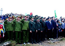 Chào cờ đầu năm ở cực Đông Tổ quốc và chào đón những vị khách đầu tiên