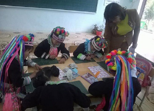 Cô giáo 18 năm cắm bản, gắn bó với học sinh U50, U60