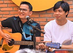 Công Phượng ngồi nghe Kiatisak hát bài tủ