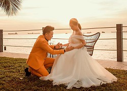 Dương Ngọc Thái cùng vợ bầu say đắm dưới hoàng hôn