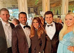 Gia đình tụ tập đón năm mới mà không có ông bà Donald Trump, mỗi người phải trả 1000 đô, chẳng ai thèm đeo khẩu trang