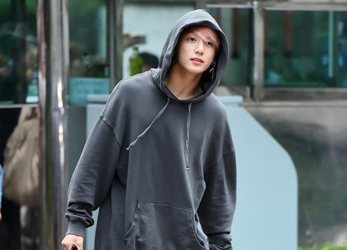 Học Jungkook mua áo nỉ oversized vừa ấm vừa cool