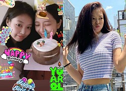 Jennie (BLACKPINK) đăng story mừng sinh nhật Jisoo, dân tình chỉ dán mắt vào mặt mộc cực phẩm lấp ló của cô nàng