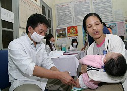 Lưu ý chăm sóc trẻ sau tiêm chủng trong ngày lạnh