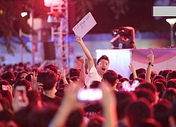 Thanh niên FA giơ bảng tìm người yêu trong biển người và loạt khoảnh khắc hài hước, "xinh xỉu" trong đêm countdown