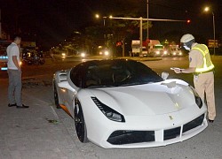 TP.HCM: Tạm giữ siêu xe Ferrari không biển số trước