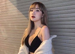 Vạch áo khoe nội y giữa phố xá rét căm căm, hotgirl trở thành cô gái can đảm nhất năm