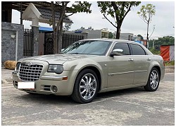 Chrysler 300C hiếm gặp ở Việt Nam vì 'uống xăng như uống nước'